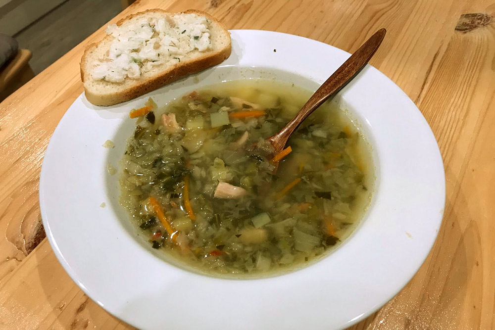 Не совсем канонический вариант серых щей на курином бульоне. Зато свой, домашний. Правда, при готовке на всю квартиру воняет квашеной капустой, но зато неимоверно вкусно. Дополнение к щам — хлеб с салом