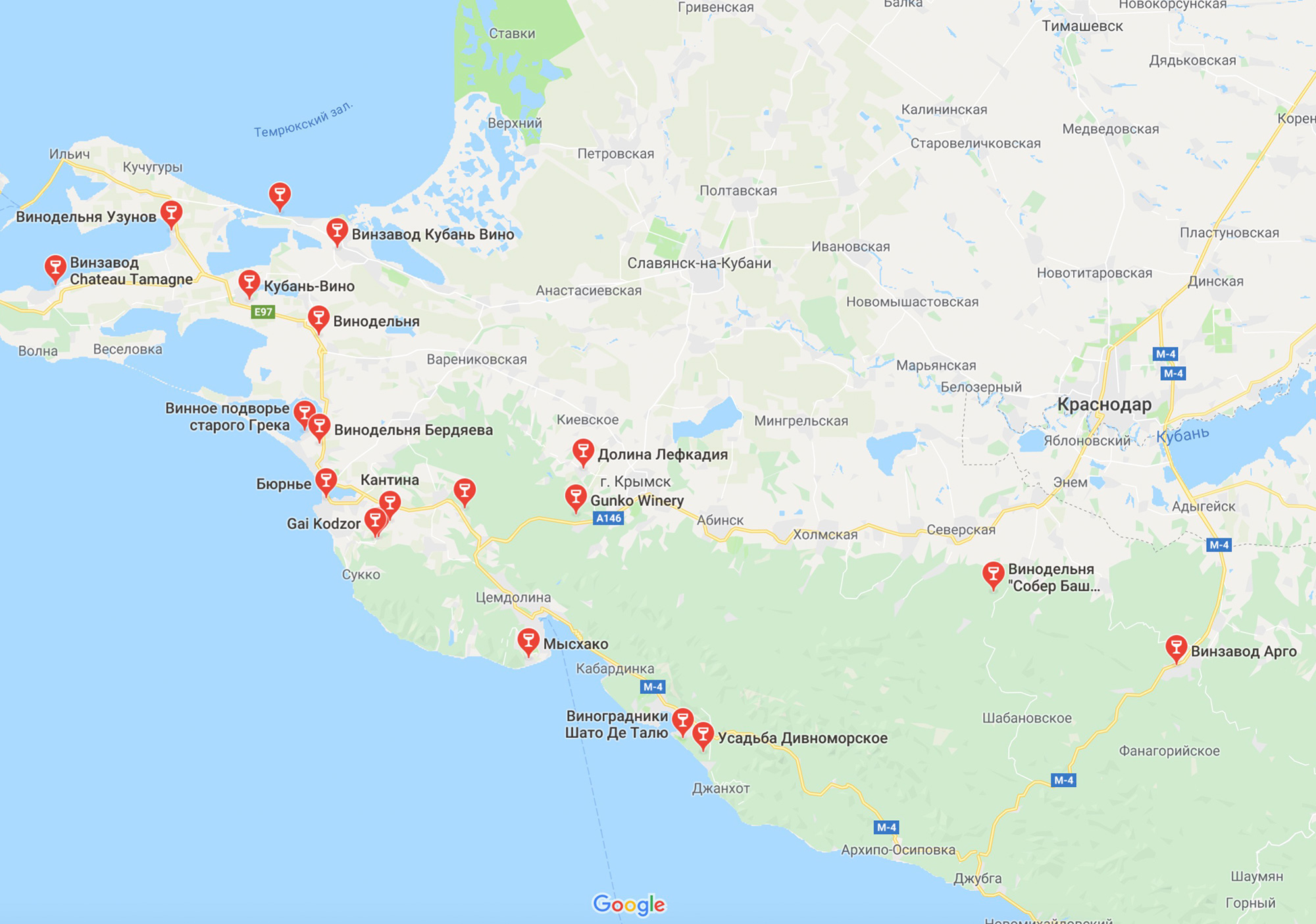 Винодельни в Краснодарском крае расположены недалеко от побережья. Можно совместить винный туризм и пляжный отдых