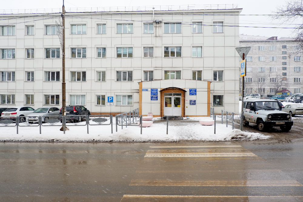 В Корсакове в детской поликлинике не хватает педиатров. Здесь один хирург, один ортопед и один окулист. Если кто-то из них в отпуске или на больничном, замещать некому. Гинеколог ушла в декрет, невролог недавно умерла. Лор раз в неделю приходит из взрослой поликлиники, к нему трудно попасть