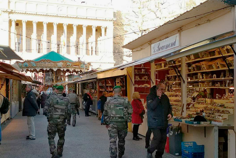 Это армейский патруль. Эти ребята не вызывают у нас ровным счетом никаких эмоций. Там, где они ходят, точно безопасно