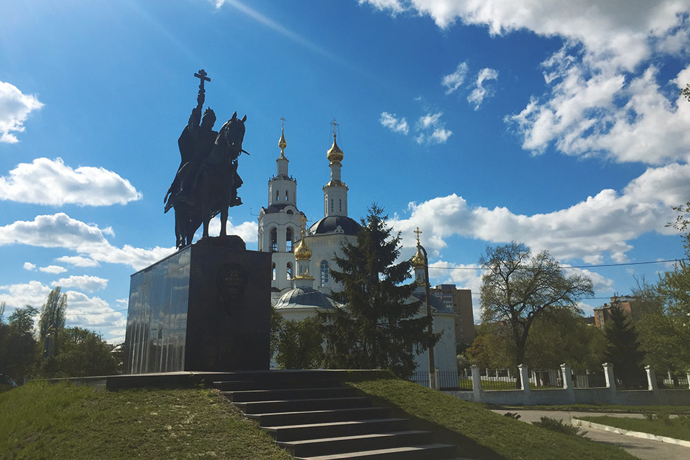Первый памятник Ивану Грозному в России установили в 2016 году в Орле. Активисты, краеведы и жители города посчитали, что жестокий царь недостоин монумента. Люди несколько раз проводили пикеты против установки памятника. О событии говорили по всем федеральным каналам. Кажется, сегодня в городе к нему привыкли