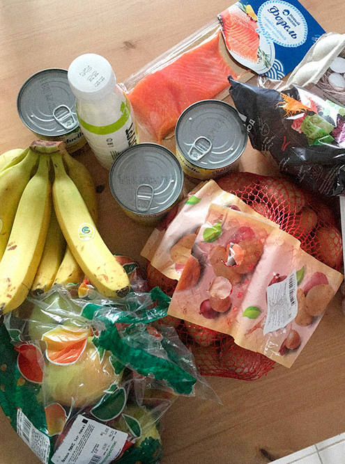 Часть купленных продуктов. Мой дом удобно расположен в смысле магазинов: через дорогу — «Зеленый перекресток», в трех минутах ходьбы — «Окей»