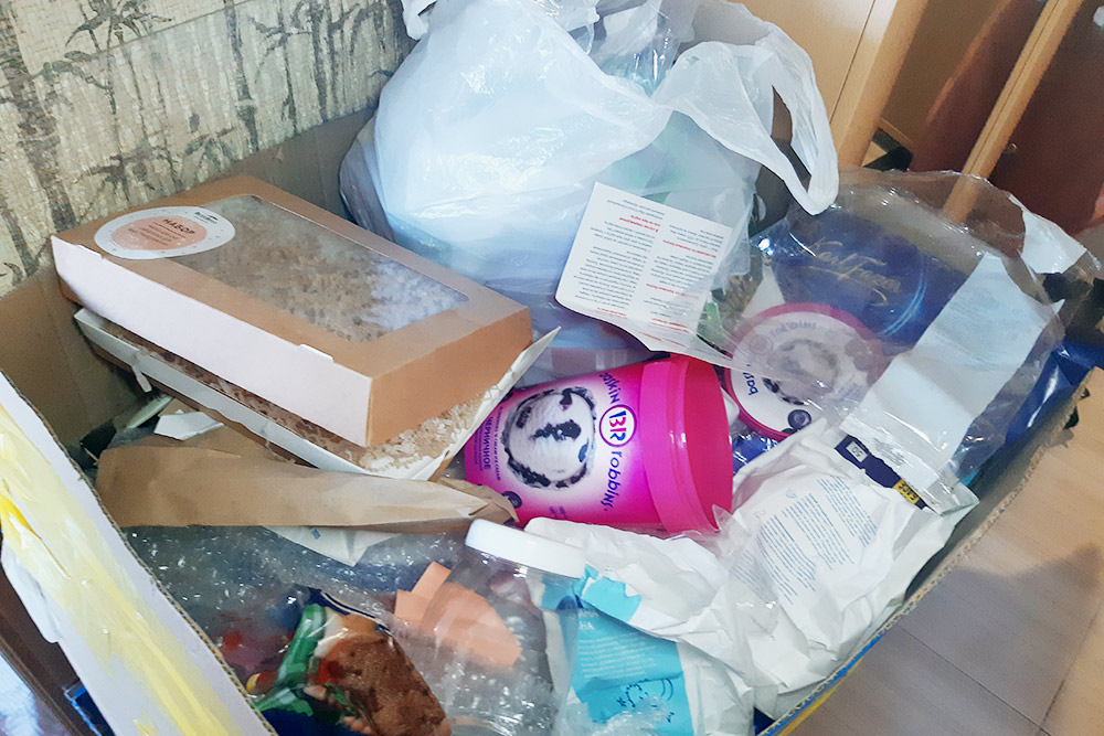 Это моя «станция сортировки мусора» в коридоре. В нее отправляется все вымытое вторсырье. Не самый эстетичный и практичный вариант, но пока так
