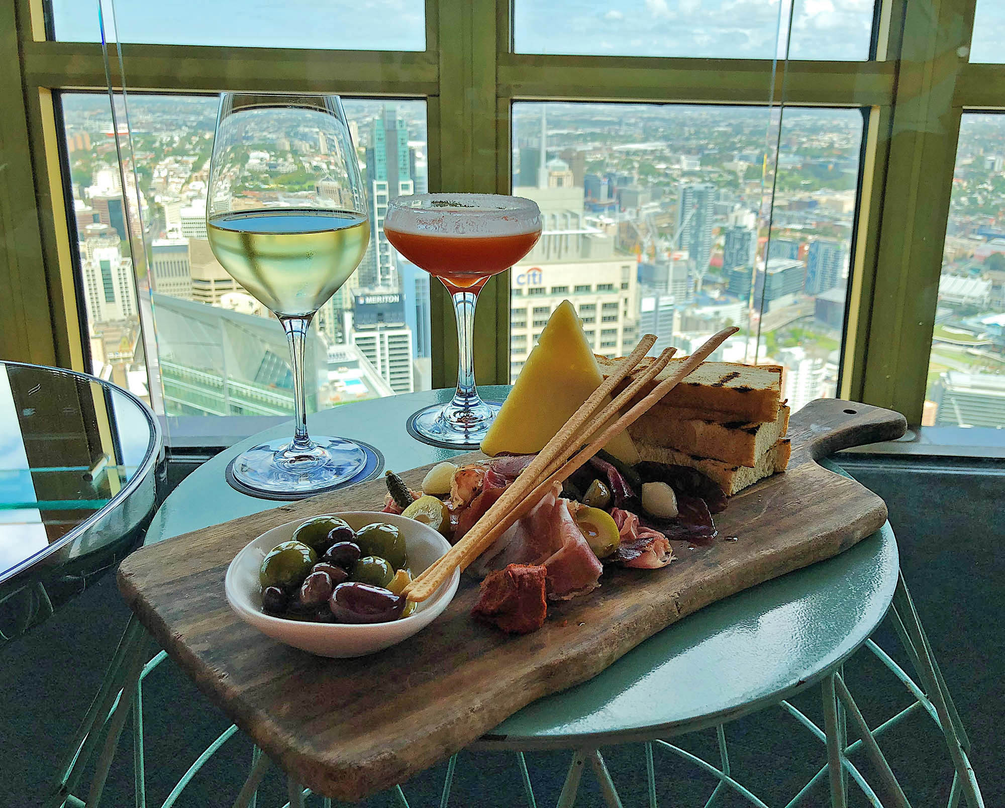 Перекус в крутящемся ресторане в Sydney Tower Eye