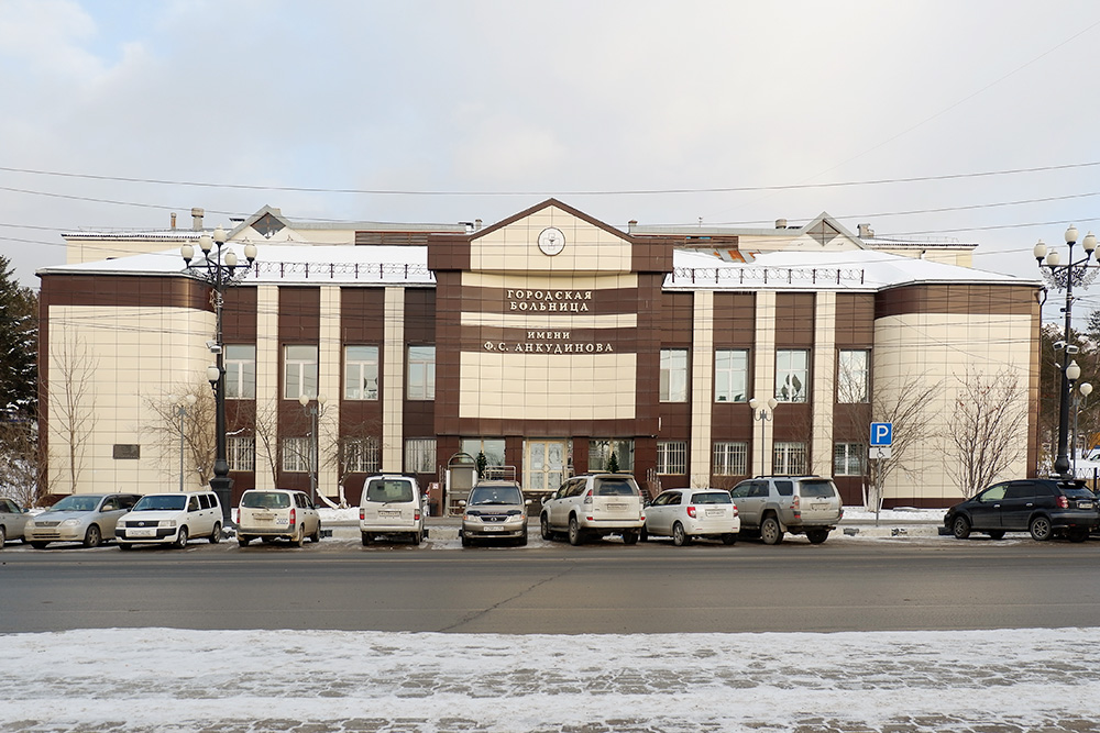 Городская больница имени Ф. С. Анкудинова в Южно-Сахалинске кроме выполнения стандартных платных анализов и обследований предлагает услуги пластической хирургии. Круговая подтяжка лица стоит 124 474 рубля, увеличение груди — 106 499 рублей без учета стоимости имплантов
