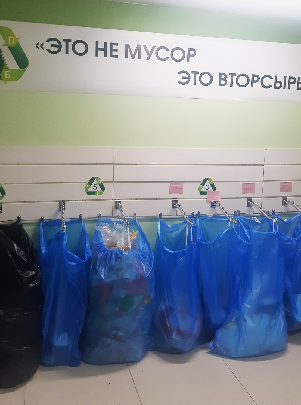Вот так выглядит пункт сбора вторсырья недалеко от моего дома. Все чисто, аккуратно и не похоже на помойку