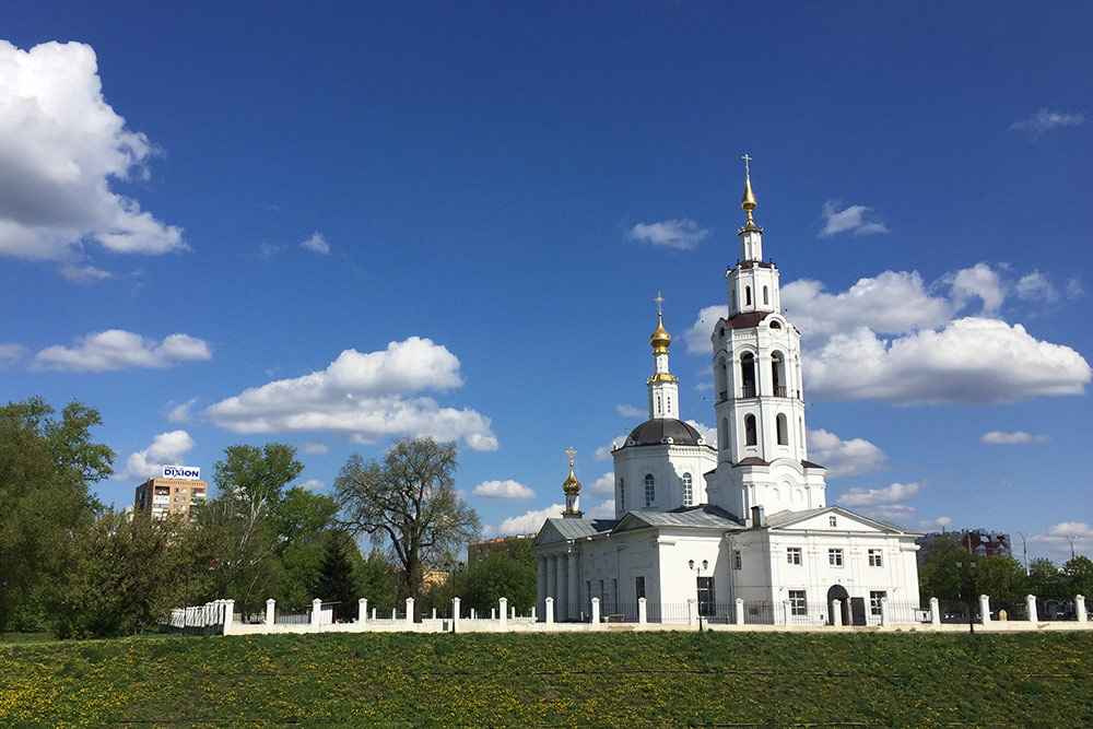 Если спуститься со стелы на набережную и повернуть в сторону Красного моста, можно дойти до Богоявленского собора — старейшего каменного здания Орла. Храм построили в 17 веке