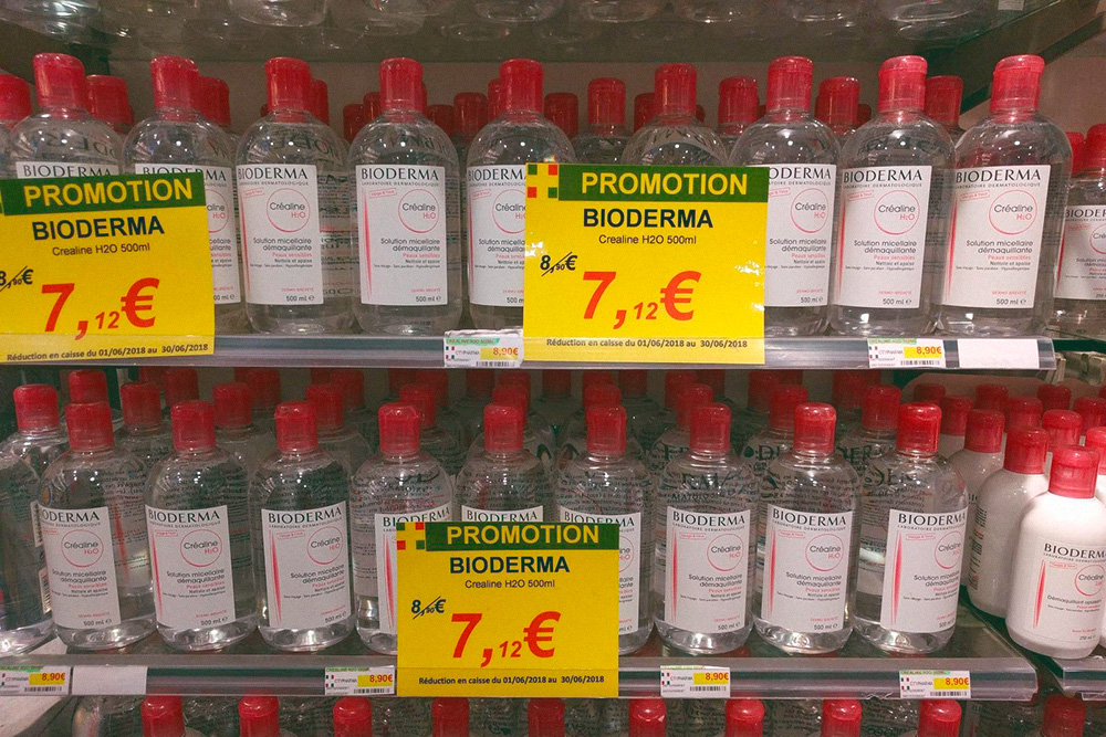 А здесь — в аптеке «Ситифарма». 15,6 € (1108 <span class=ruble>Р</span>) за большую бутылку против 7,12 € (506 <span class=ruble>Р</span>)