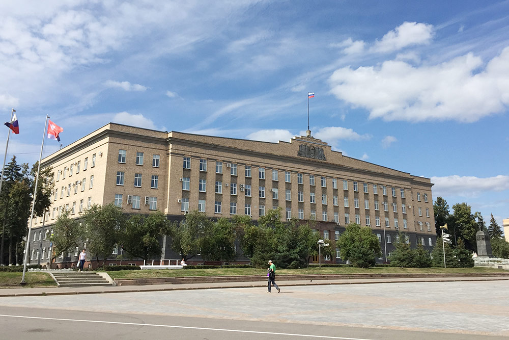 Площадь Ленина с администрацией губернатора и правительства области. Здесь обычно отмечают городские праздники, проводят концерты, а летом катаются на велосипедах и скейтах