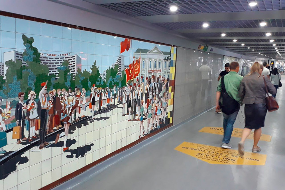 В переходе на Буденновском проспекте и Московской улице мозаичному панно уже 40 лет. Это объект культурного наследия