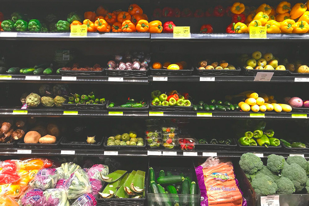 Артишоки, рамбутаны и листья алоэ в Whole Foods