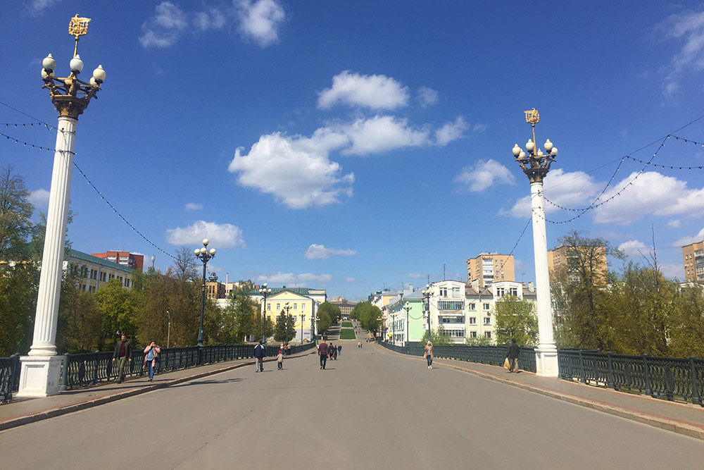 Всех туристов ведут на Ленинскую — так в городе называют центральную пешеходную улицу Ленина протяженностью 660 метров. В праздники это самое оживленное место в городе. Здесь устраивают ярмарки, выступают уличные музыканты, художники выставляют картины на продажу. Когда-то здесь ходили трамваи и ездили автомобили. Движение транспорта запретили в 1970-е — трамвайные пути разобрали