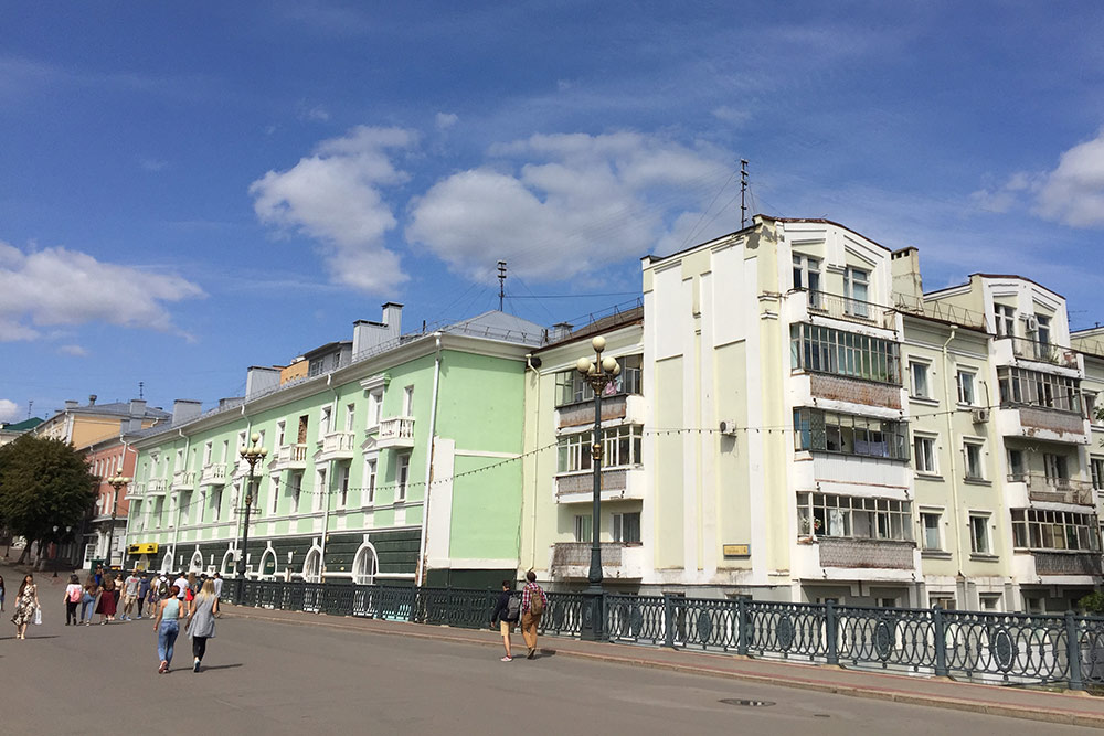 Жилые дома на Ленинской. Зеленое здание — бывшее городское училище — архитектурный памятник 19 века