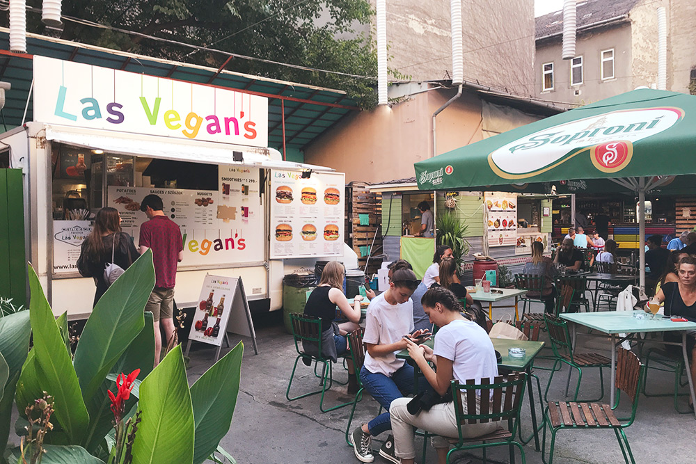 В Vegan Garden много веганского стритфуда. Еще там проводят рынки выходного дня, семинары об осознанном потреблении и много всего другого на тему экологии