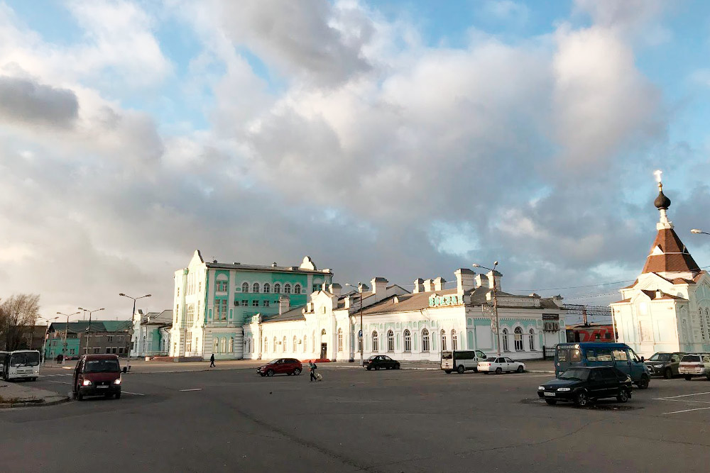 Железнодорожный вокзал в Череповце — это целый комплекс из нескольких зданий. Есть даже небольшая часовня, которая выполнена в едином архитектурном стиле с основным зданием