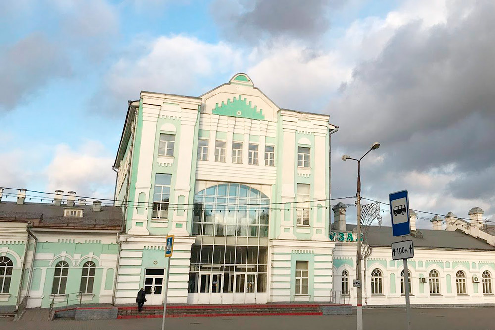 Главный вход в здание ж/д вокзала