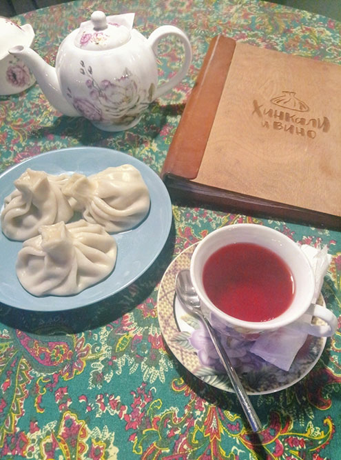 Хинкали из «Хинкали и вино» очень вкусные. Цена за штуку начинается от 45 рублей