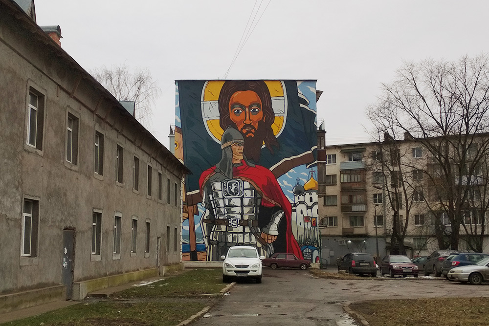 На обычных домах в центре недавно появились граффити на тему новгородской истории