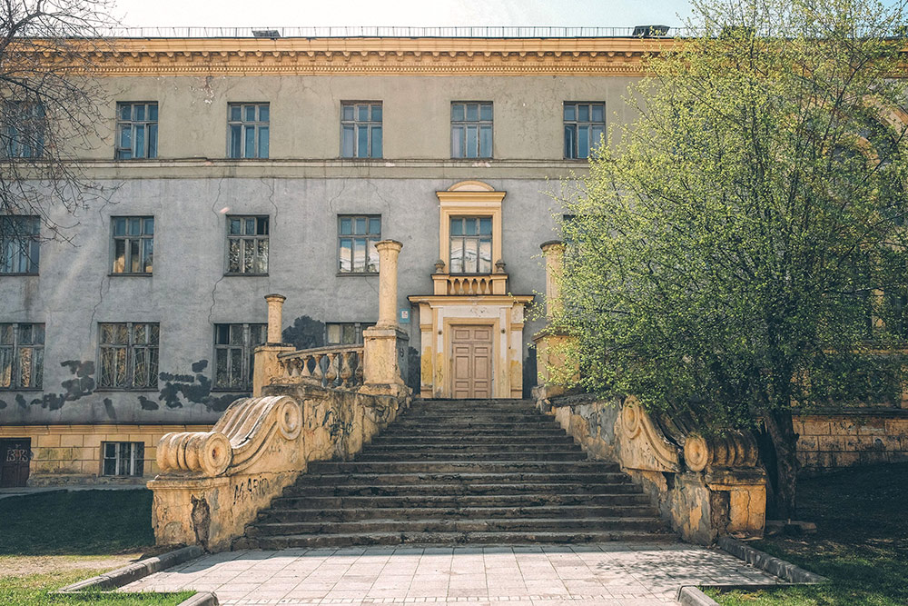 Непарадный фасад ДК имени Горького. Здесь любят устраивать фотосессии готичные дамы и влюбленные парочки