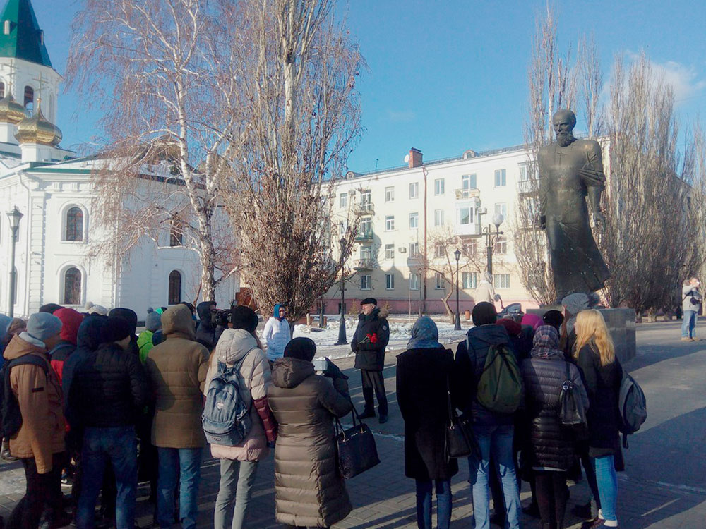 Памятник Федору Михайловичу Достоевскому. Местные власти очень гордятся тем, что он здесь сидел, и всё называют его именем. Например, я окончил университет имени Достоевского