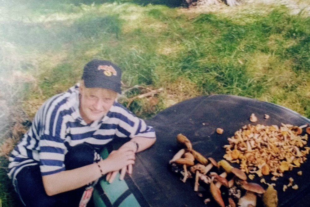 А так выглядел мой самый первый поход — 2000 год, мне 14 лет: кепка «Продиджи», фенечки из бисера и штаны с лампасами