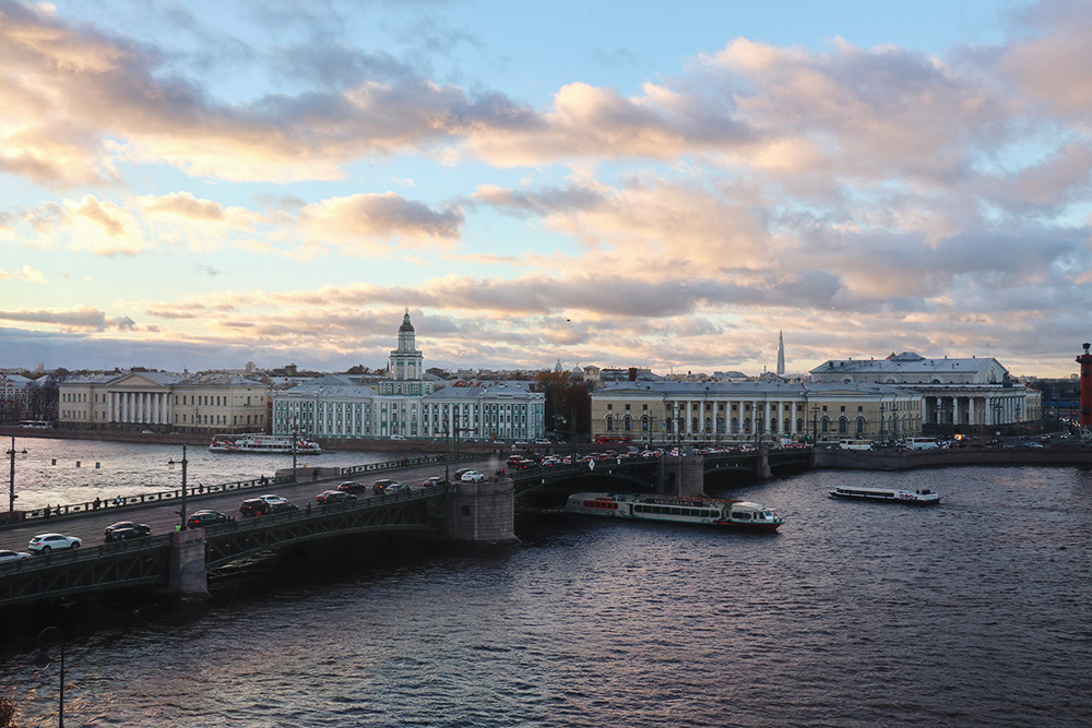 Вид из Зимнего дворца на Кунсткамеру и Дворцовый мост. Фото: Анастасия Осян