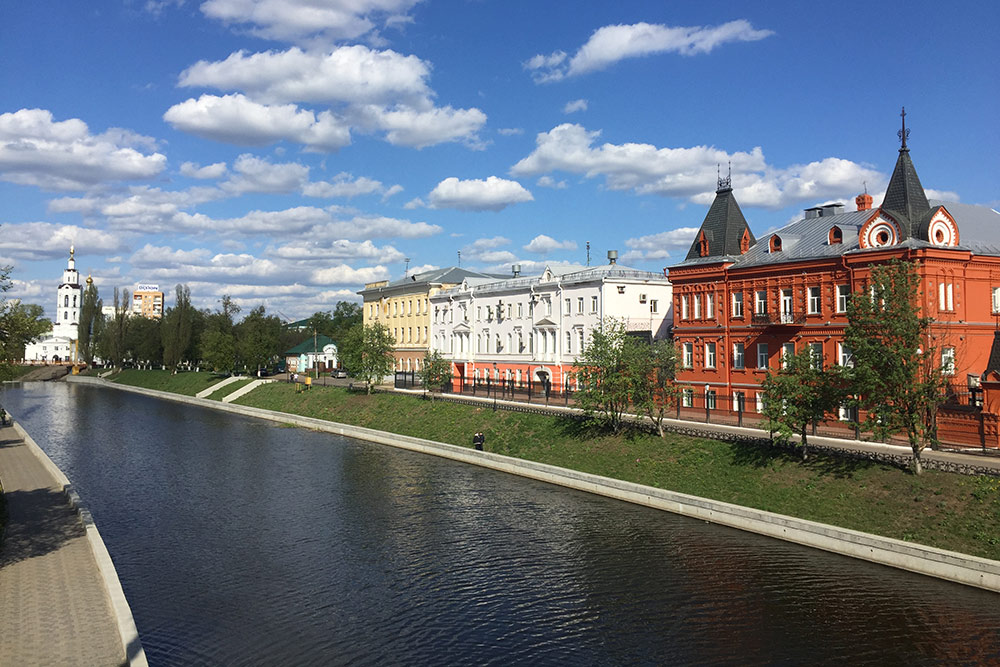 Красное здание на берегу Орлика — первый акционерный банк Российской империи. В конце 19 века Орловский коммерческий банк перестроили в русском стиле, правда при реконструкции в 1958 году были утрачены некоторые архитектурные детали. Сегодня здесь размещается Главное областное управление Центрального банка России