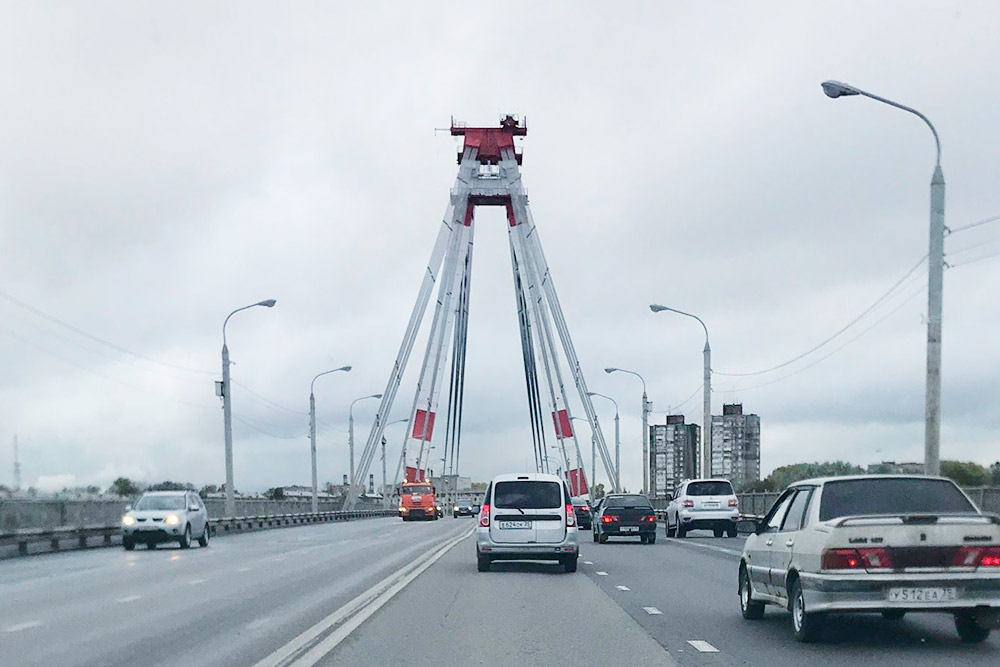 Традиционное место стояния — Октябрьский мост. Городу не хватает еще одного моста через Шексну, который бы соединил Зашекснинский и Заягорбский районы напрямую. В 2019 году — о чудо! — заложили первую сваю нового моста. Ждем завершения строительства в 2022 году