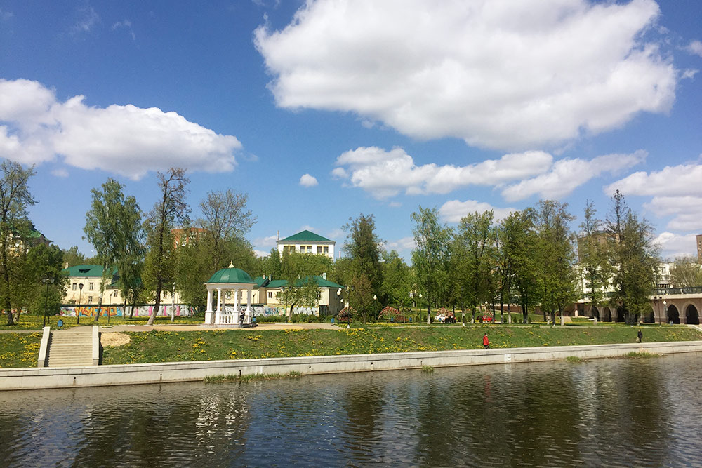 На берегу Орлика, у Александровского моста, разбит небольшой сквер со скамьями и ротондами
