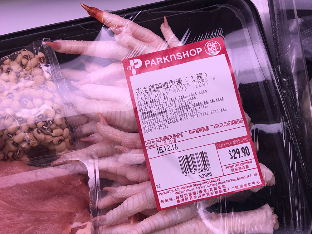 Куриные лапки — главный местный деликатес. Их готовят и в ресторанах, и дома. Подают лапки прямо с когтями, кроме хряща и кожи есть там нечего. Зато много коллагена — полезно для суставов и кожи