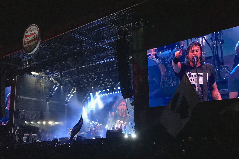 А еще там же сыграли Foo Fighters. Чтобы стоять как можно ближе к сцене, люди не сходили со своих мест в течение двух часов до начала их выступления