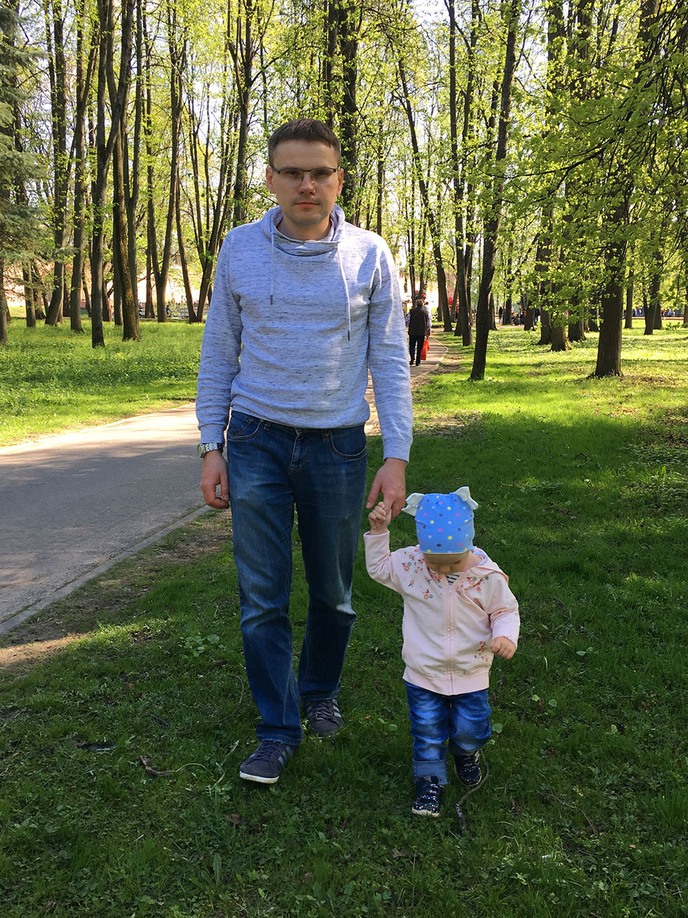 С дочкой часто гуляю в Кремлевском парке. Там почти всегда хорошая погода: от ветра с реки Волхов его защищает кремль