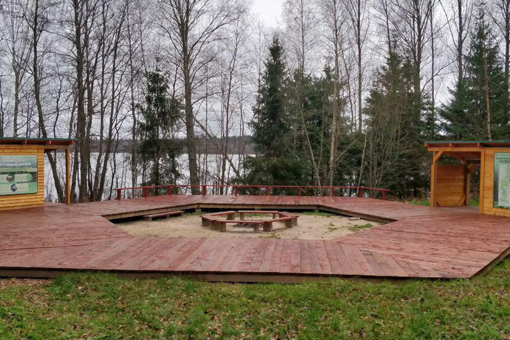На Большой Валдайской тропе есть оборудованные места для стоянки с палатками на берегу озера. Эта стоянка находится на озере Русском
