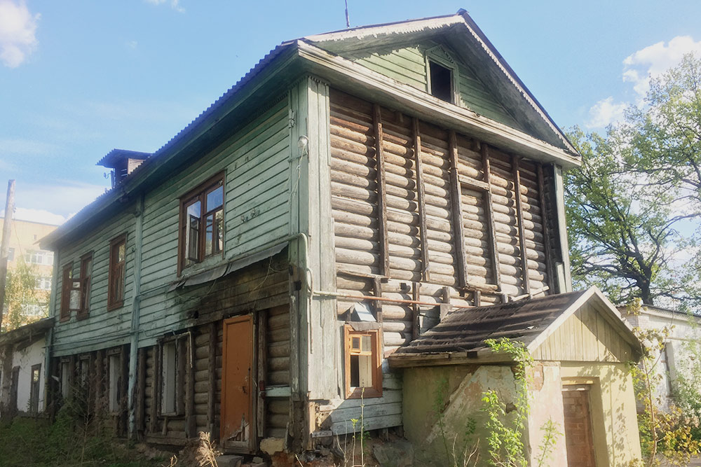 Так сегодня выглядит дом Лизы Калитиной в сквере «Дворянское гнездо». Жители боятся, что его не успеют реконструировать и он полностью развалится