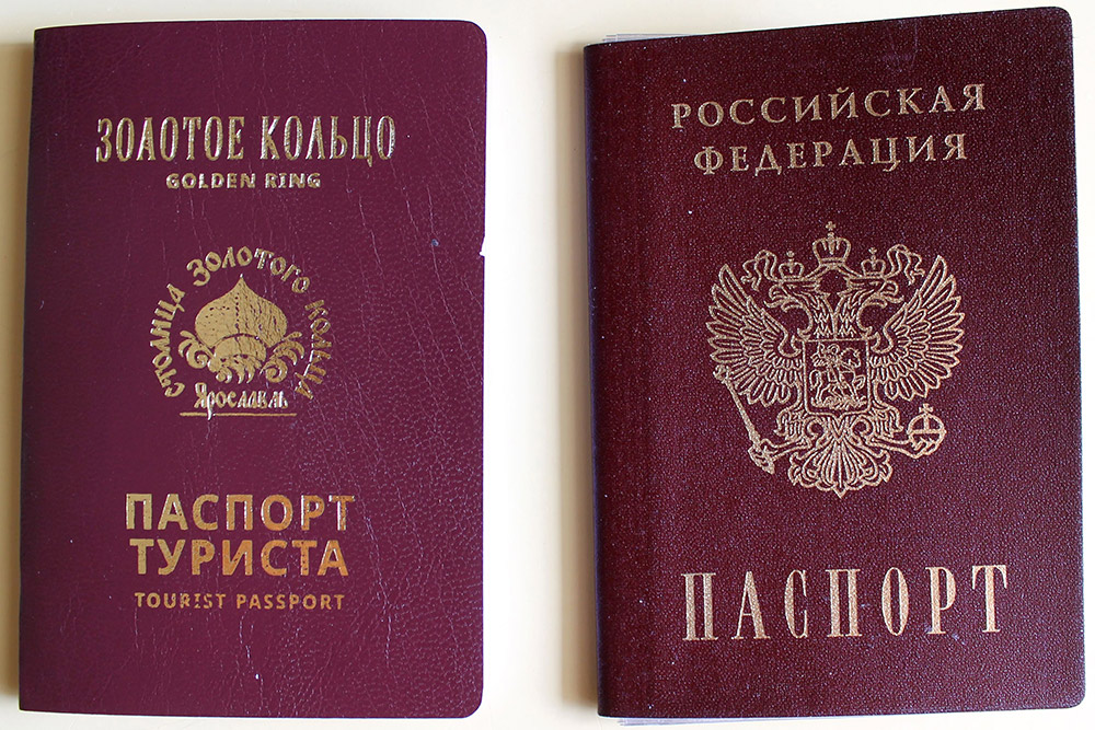 Каждый разворот паспорта посвящен одному из городов Золотого кольца. В пустых полях можно ставить отметки у партнеров на память. Дополнительных бонусов это не дает