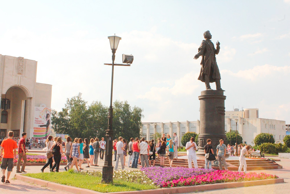 Памятник Пушкину перед драматическим театром. Это фотография 2011 года, но за восемь лет ничего не изменилось