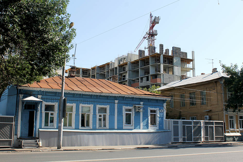 Застройщики не заботятся об архитектурном облике города, высотки среди деревянных домов — обычное дело