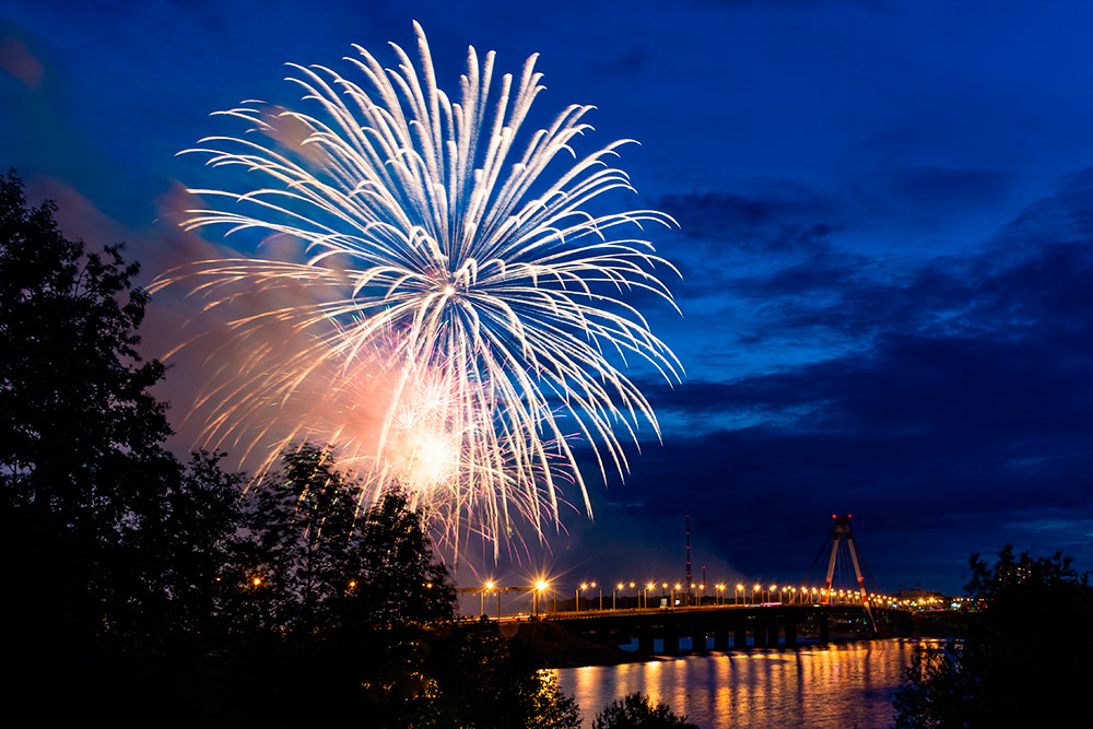 И салютом в акватории Шексны. Фото: Sergey Glebov / Shutterstock