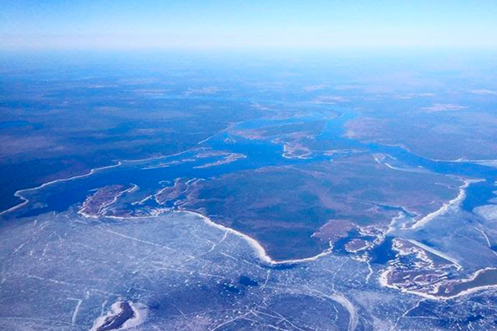 Вид на Рыбинское водохранилище с борта самолета. Фото сделано 23 апреля, еще не весь лед растаял
