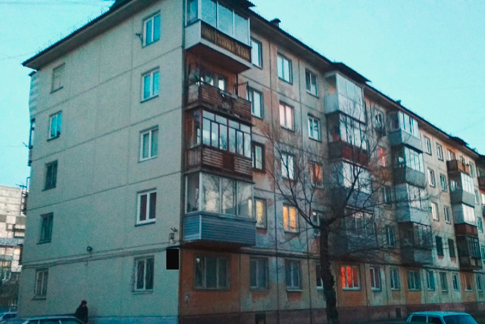 Фасады домов на ул. Свердловская покрасили, но только со стороны, которую видно с дороги