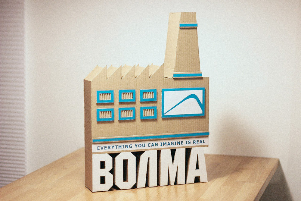 Волгоградский завод стройматериалов «Волма» заказал такой сувенир в подарок своему директору. Позже решили дарить аналогичные мини-заводики с названиями городов своим партнерам. Так Александра сделала еще 9 подобных сувениров
