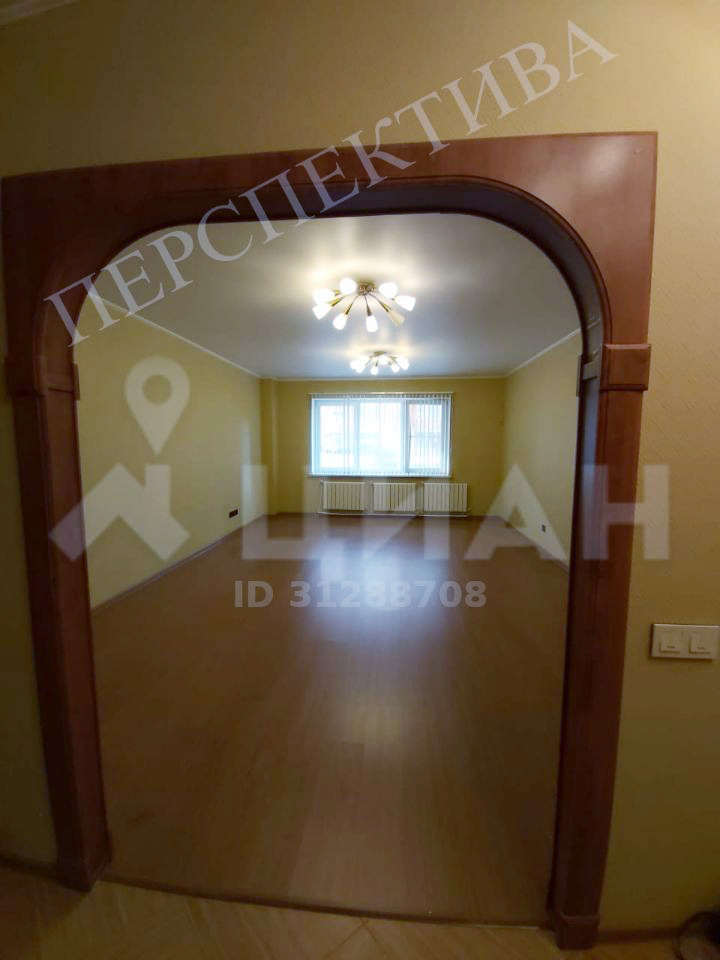 Эти фотографии и 3Д-план делал риелтор. На фото нет никаких предметов, которые выдают владельца, — квартира обезличена. Вдобавок фото качественные и объемные
