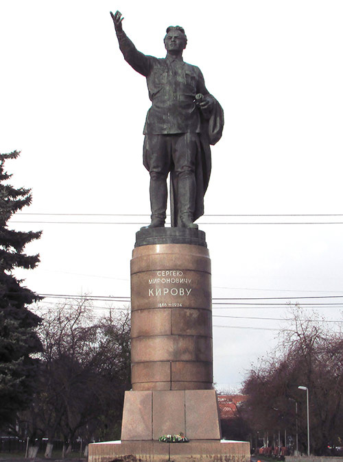 Памятник Кирову у Цума