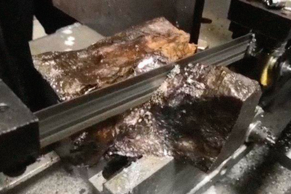 Сергей до сих пор отвозит метеориты в Углич на распил