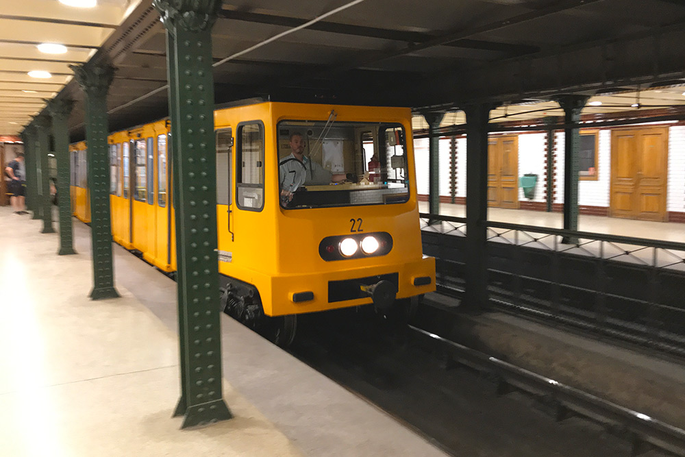 Первое в мире метро на электрической тяге появилось именно в Будапеште в 1896 году. На фото одна из старейших станций Vörösmarty tér желтой линии М1 — по ней курсируют только старые желтые составы Ganz