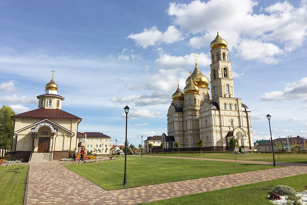 В 2017 году под Орлом, в поселке Вятский Посад, открыли духовно-православный центр. Мои знакомые любят приезжать сюда с детьми — здесь часто проводят праздники, бесплатные мастер-классы, викторины, есть современная игровая площадка