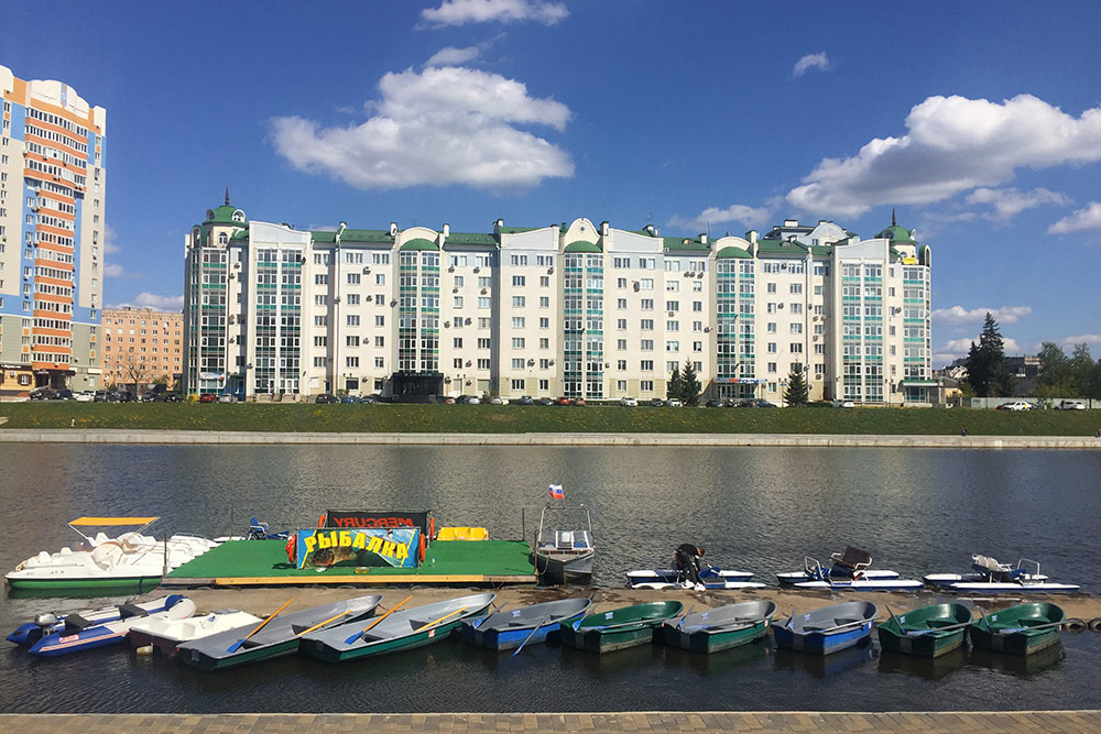 Причал с лодками и катамаранами на Стрелке. Рыбалка по принципу «поймал — отпусти» стоит 150 <span class=ruble>Р</span> на 60 минут. Рыбу специально завозят в небольшой бассейн, так что улов точно будет