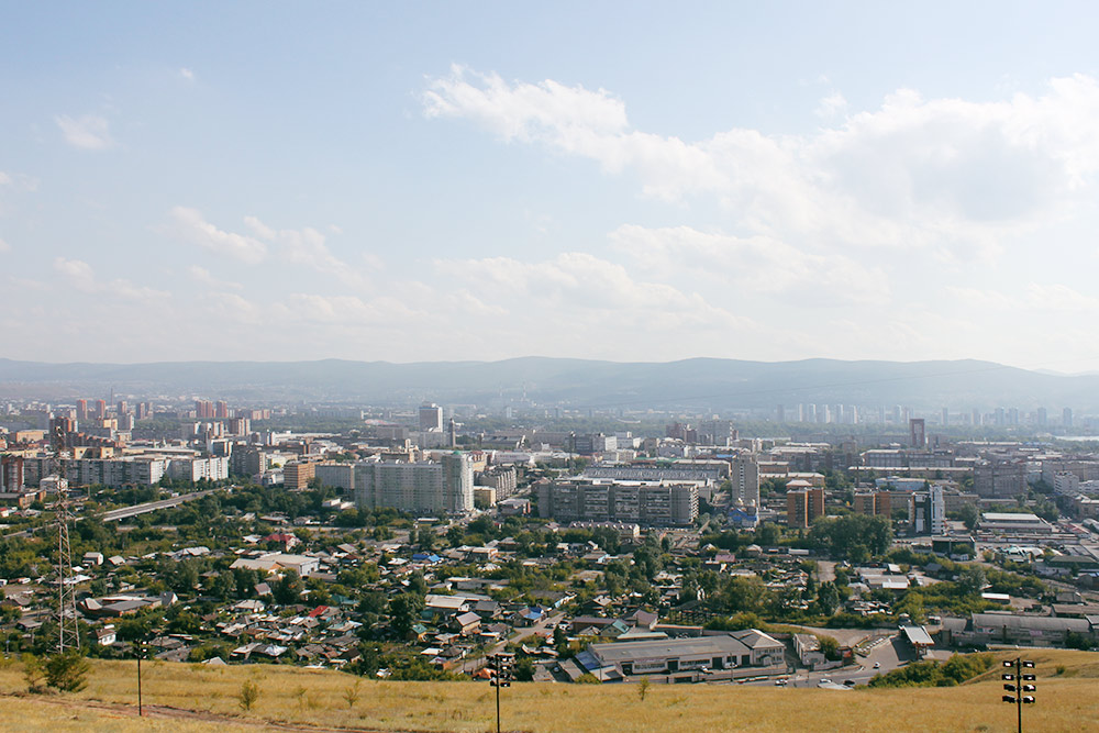 В каждом районе города еще сохранились частные деревянные дома, но в основном все здания — высотные. За последние десять лет появилось много новых зданий выше десяти этажей