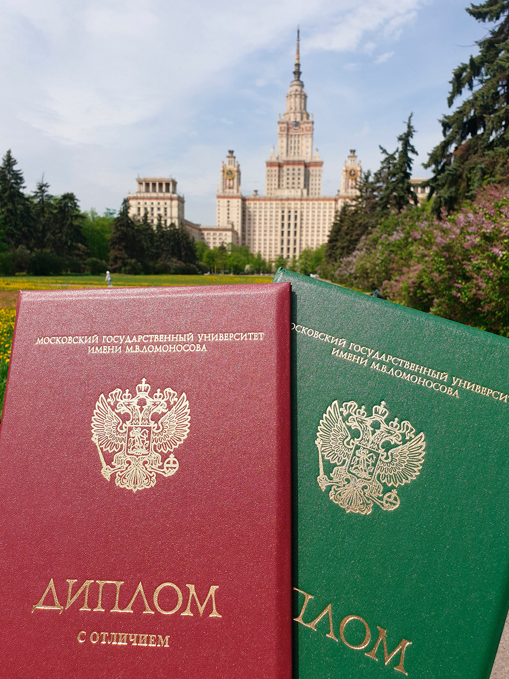 По диплому выпускников МГУ пускают во все здания. В Аптекарский огород тоже вход бесплатный