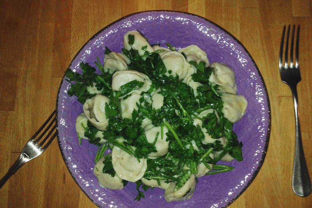Пельмени из «Вкусвилла» за 296 р. — дешевые, но с олениной. Когда не лень, петрушку припускаю на сливочном масле с парой ложек белого вина. Сегодня лень, и я ее просто порвала